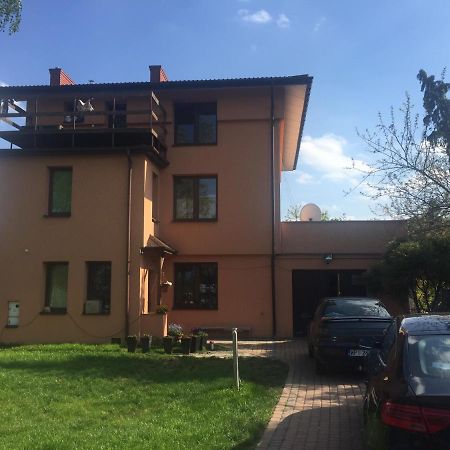 Samodzielny Pokoj W Wygodnym Domu Z Parkingiem Lägenhet Piaseczno  Exteriör bild